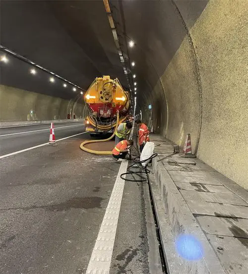 清新隧道排水渠清淤